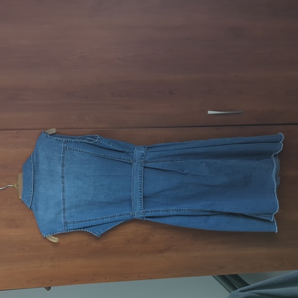 Women's Sleeveless Jean Dress - Picture 2 of 8